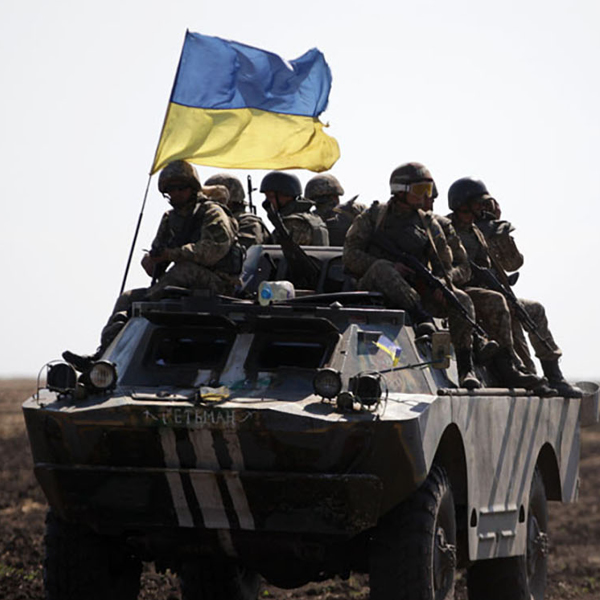 Picture of a tank flying the Ukrainian flag
